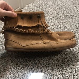 Minnetonka Fringe Moccasins Size 9